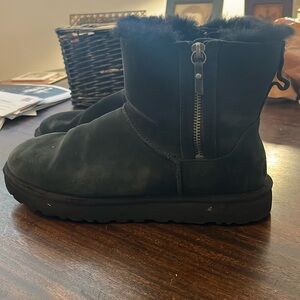 Black side zip short uggs size 10 guc